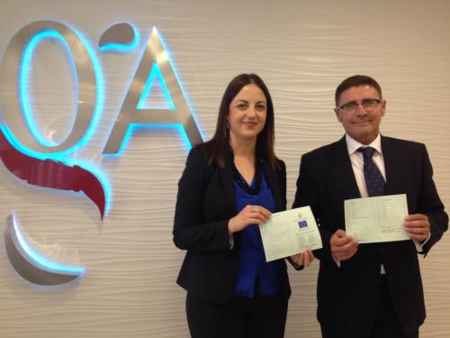 a jefa provincial de la DGT en Murcia, Virginia Jerez Cayuela y el presidente del Colegio de Gestores Administrativos de la Región de Murcia, José Pérez de las Bacas con el primer permiso de circulación impreso en sede colegial.