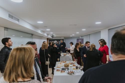 Ayer tuvo lugar en el colegio el tradicional aperitivo de Navidad que cada año reúne a la familia de Gestores Administrativos de la Región de Murcia.  Durante el acto, contamos también con la imposición de las Insignias de Plata a cuatro extraordinarios compañeros de profesión, que han cumplido 25 años de ejercicio como Gestores Administrativos.  Y también tuvimos unos minutos para presentar la nueva imagen y puesta en marcha oficial de la web colegial.  Autoridades, colegiados, familiares y amigos aprovech