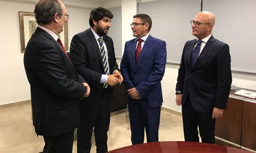 El presidente Fernando López Miras , junto al presidente de los Gestores, José Pérez de las Bacas , acompañado por el consejero Juan Hernández , y el vicepresidente del colegio de Gestores, Félix Cayuela.